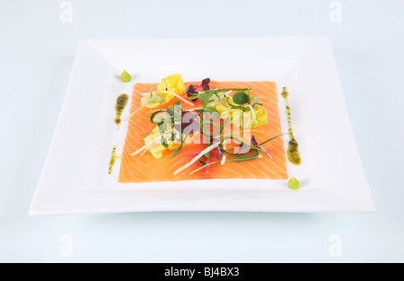 Style Sashimi Saumon fumé avec Wasabi Banque D'Images