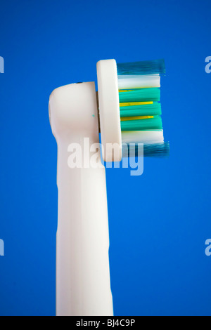 Brosse à dents électrique sur fond bleu Banque D'Images