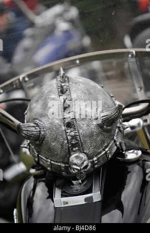 Casque de pilote un avec des cornes et une tête de mort à un rallye moto Harley Davidson en Weston-Super-Mare UK Banque D'Images