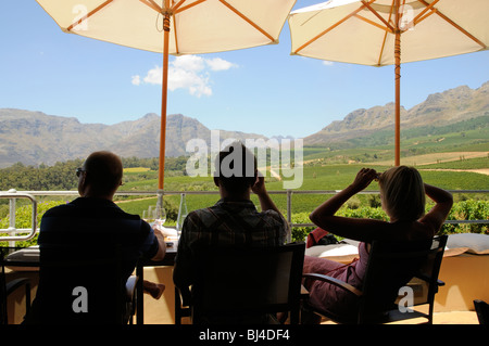 Table pour trois donnant sur vignes sur les pentes de la montagne Helderberg près de Stellenbosch en Afrique du Sud s Banque D'Images