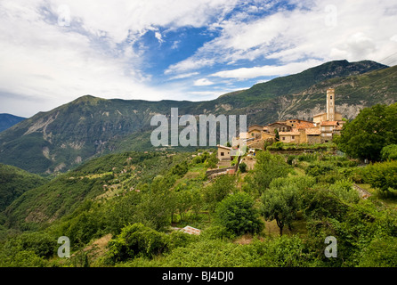 La ville de clans dans la vallée de la Tinee, Alpes Maritimes, Provence, France Banque D'Images