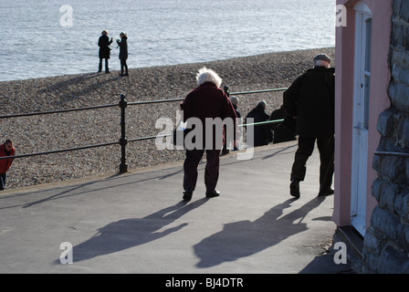 Personnes âgées en train de marcher le long de la Parada, Marine, Lyme Regis, dans le Dorset, Angleterre Banque D'Images