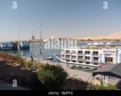 M/S Le sénateur l'un des Bateaux de Croisière du Nil à divers points le long de la rivière Banque D'Images