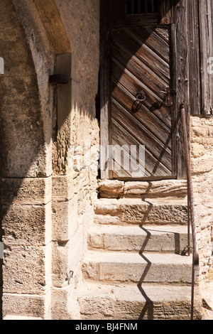 Porte fermée avec escalier dans les murs de la ville, Rothenburg ob der Tauber, Hesse, Bavière, Allemagne Banque D'Images