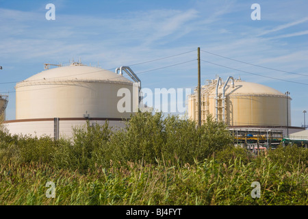 Le gaz naturel liquéfié, GNL, l'installation de stockage sur le site de National Grid, l'île de Grain, Kent, Angleterre, Royaume-Uni, Europe Banque D'Images