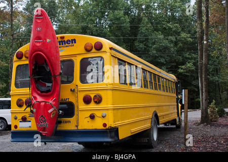 Un autobus scolaire américain avec un kayak dans le camp Rivermen West Virginia White Water North America Grande haute résolution aux États-Unis horizontal haute résolution aux États-Unis Banque D'Images