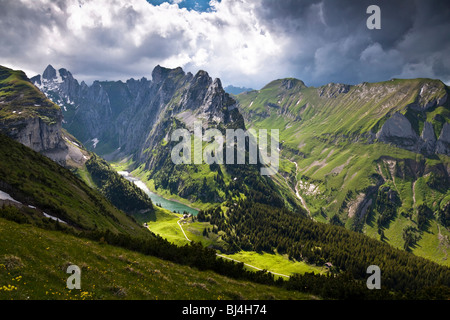 La lumière, l'humeur météo mood sur Faelensee lac entre Mt. Hundsteingrat et Mt. Roslen-Saxer Alpsteingebirge d'abord dans le mountain Banque D'Images