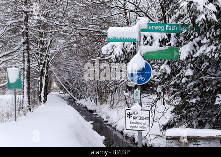 La neige a couvert des panneaux d'information et de l'eau dans un paysage d'hiver,Chiemgau Haute-bavière, Allemagne Banque D'Images