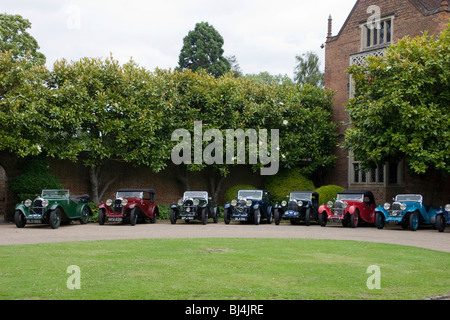 Lagonda rapier voitures sur le parvis de l'hôtel Great Fosters, Egham, Surrey Banque D'Images