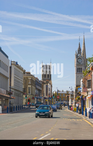 Milton Road avec la Ville, tour de l'horloge, Gravesend, Kent, Angleterre, Royaume-Uni, Europe Banque D'Images