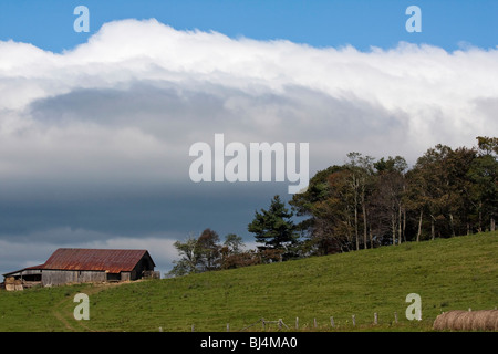 Appalachian Mountains Blue Ridge Parkway aux États-Unis États-Unis Virginie Amérique du Nord agriculture beau paysage nuageux personne horizontal haute résolution Banque D'Images