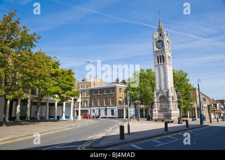 Milton Road avec la Ville, tour de l'horloge, Gravesend, Kent, Angleterre, Royaume-Uni, Europe Banque D'Images