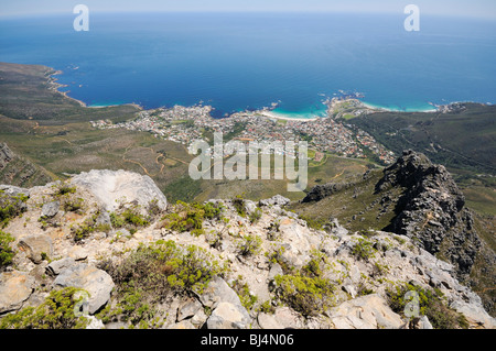 Vue depuis la montagne de la Table sur Camps Bay, Cape Town, Western Cape, Afrique du Sud, l'Afrique Banque D'Images