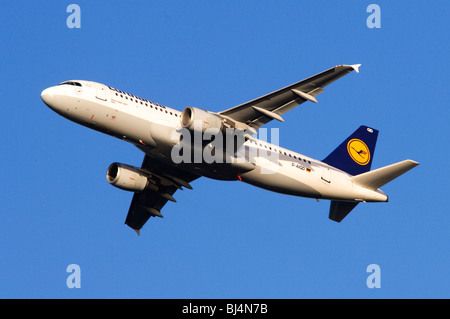 Airbus A320 exploité par Lufthansa escalade de décoller à l'aéroport Heathrow de Londres Banque D'Images