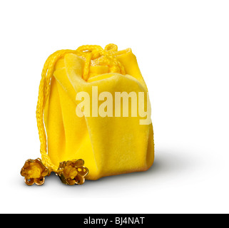 Un peu jaune sac-cadeau avec un chemin de détourage isolé sur fond blanc Banque D'Images