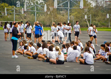 Les élèves de collège en uniforme se classe pour l'éducation physique à l'extérieur en Aliso Viejo, Californie. Banque D'Images