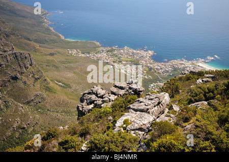 Vue depuis la montagne de la Table sur Camps Bay, Cape Town, Western Cape, Afrique du Sud, l'Afrique Banque D'Images
