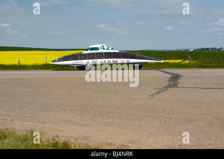 Les voitures solaires sur leur course de cross-country sur la route transcanadienne près de Calgary, Alberta, Canada, en 2007 Banque D'Images