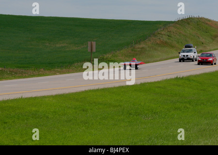 Les voitures solaires sur leur course de cross-country sur la route transcanadienne près de Calgary, Alberta, Canada, en 2007 Banque D'Images