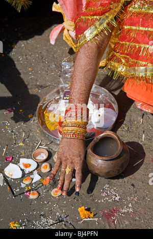 Mariée indienne faisant un rituel offrant de le Gange (puja). Allahabad. L'Inde Banque D'Images