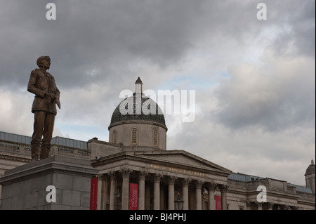 Une statue de Sir Keith parc occupe le 4e base du London's Trafalgar Square. Les nuages sombres se rassemblent les frais généraux Banque D'Images