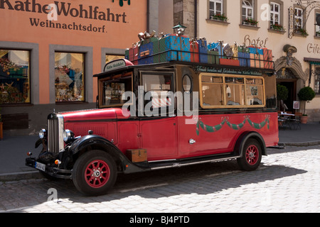 Vintage voiture garée à l'extérieur de magasins de jouets dans la rue, Rothenburg ob der Tauber, Hesse, Bavière, Allemagne Banque D'Images