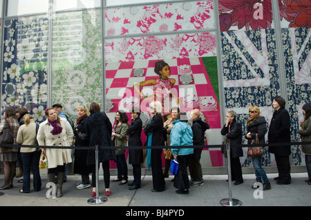 Les clients à faire leurs achats sur une cible pop up store vente de marchandises Liberty of London à New York Banque D'Images