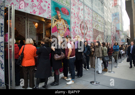 Les clients à faire leurs achats sur une cible pop up store vente de marchandises Liberty of London à New York Banque D'Images