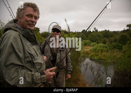 Guide de pêche guides Duncan McDonald Huka Lodge Guest Dave Houser sur une expédition de pêche à la truite près de Taupo Nouvelle Zélande Banque D'Images