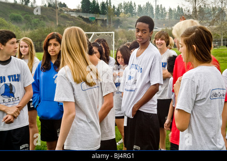 Michel brun en uniforme les élèves de collège se classe pour l'éducation physique à l'extérieur en Aliso Viejo, Californie. Banque D'Images