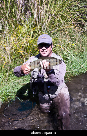 Guide de pêche guides Duncan McDonald Huka Lodge réduite sur la moitié d'une journée et des excursions de pêche Taupo Nouvelle-zélande Banque D'Images