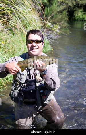 Guide de pêche guides Duncan McDonald Huka Lodge vous Waitahanui aux excursions de pêche de Rivière près de Taupo Nouvelle Zélande Banque D'Images