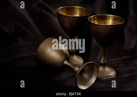 Décoration antique vintage silver verres still life sur fond noir Banque D'Images