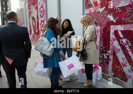 Les clients à faire leurs achats sur une cible pop up store vente de marchandises Liberty of London à New York Banque D'Images