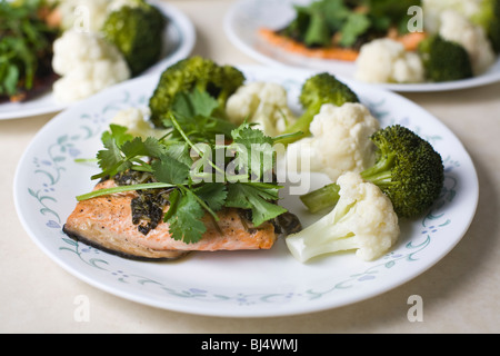 Repas gastronomique de saumon grillé, brocoli, chou-fleur et. Banque D'Images