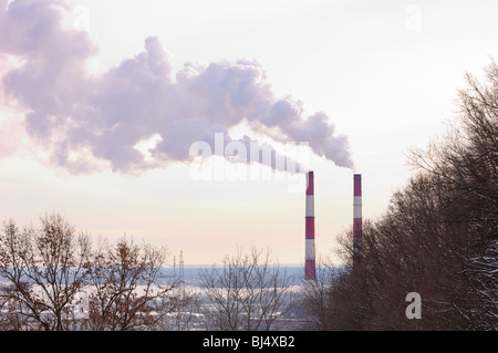 Deux cheminées d'usines la pollution de l'air Banque D'Images