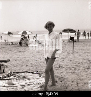 Mode femme à la plage durant les années 1950. smiling happy fashion soleil parasols océan atlantique posing Banque D'Images