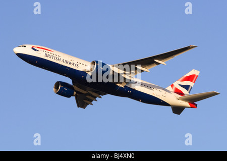 Boeing 777 exploité par British Airways escalade de décoller à l'aéroport Heathrow de Londres Banque D'Images