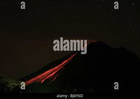 En éruption dans la nuit de l'Arenal Banque D'Images