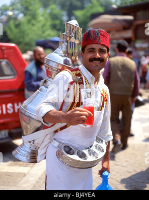 Vendeur d'eau souriant à Spice Bazaar (Misir Carsisi), Istanbul, province d'Istanbul, République de Türkiye Banque D'Images