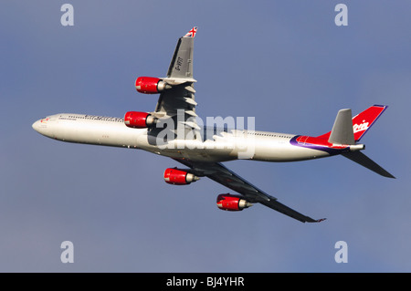 Airbus A340 exploité par Virgin Atlantic escalade de décoller à l'aéroport Heathrow de Londres Banque D'Images