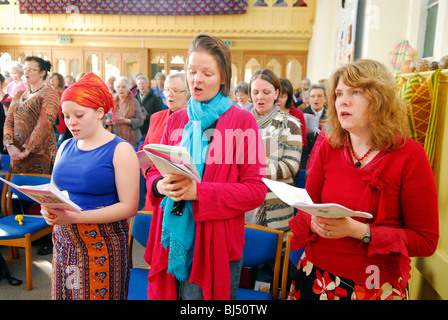 Les femmes chanter des hymnes au cours de la Journée de la Femme de prière, Petersfield, Hampshire, Royaume-Uni. Banque D'Images