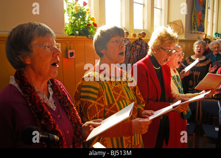 Les femmes chanter des hymnes au cours de la Journée de la Femme de prière, Petersfield, Hampshire, Royaume-Uni. Banque D'Images