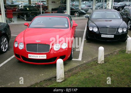 Nouvelles voitures Bentley rouge sur les ventes avant-cour Banque D'Images