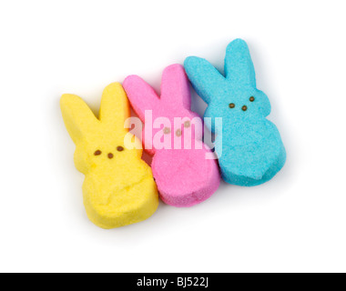 Trois bonbons colorés en forme de lapin isolé sur fond blanc Banque D'Images