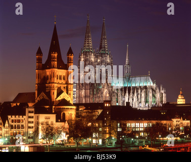 Vue sur la ville au crépuscule, Cologne (Koln), Nordrhein-Westfalen, République fédérale d'Allemagne Banque D'Images