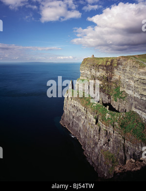 Une vue sur les falaises de Moher et O'Briens's Lookout Tower, à l'échelle du nord vers la baie de Galway Connemara. Banque D'Images