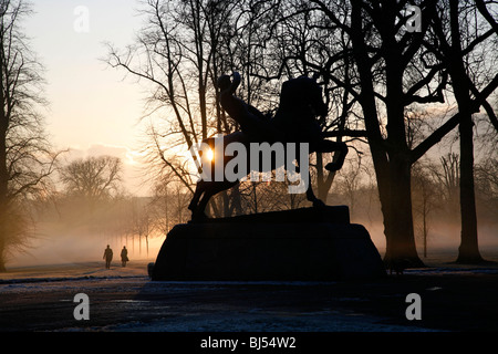 Le gel et le carénage du brouillard d'énergie physique statue, Kensington Gardens, London, UK Banque D'Images