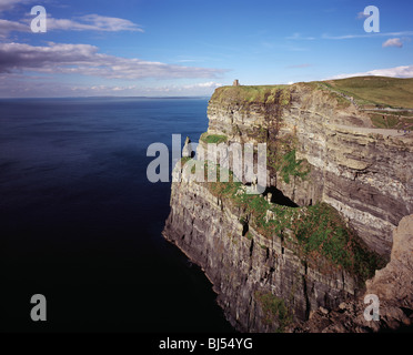 Une vue sur les falaises de Moher et O'Briens's Lookout Tower, à l'échelle du nord vers la baie de Galway Connemara. Banque D'Images