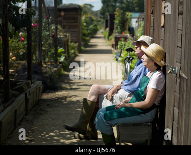 Senior couple reposant dans un allotissement Banque D'Images